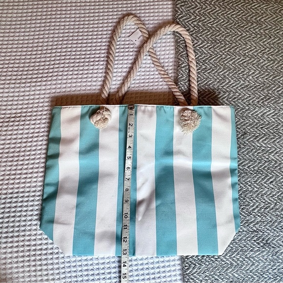 🌴Beach bag! Blue and white stripe tote perfect for summer or a wknd trip. NWOT - Picture 2 of 4